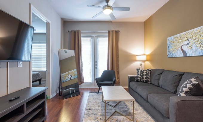 Texas Medical Center Condominio | Luxury Med Center Fully Equipped King Sized Bed Condos
