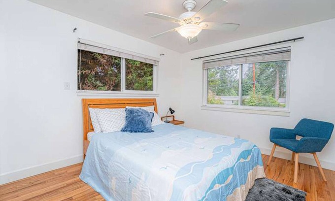 Mercer Island Casa | Luxury Mercer Island Home - Stunning Layout, Spacious Bedrooms & Private Deck - Prime Location