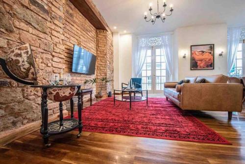 Casco Viejo Apartamento | LUXURY Mid-Century Apartment In Casco Viejo