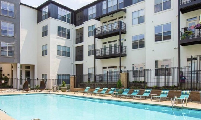 Atlantic Station Area Apartamento | Luxury Midtown Apartment w/ gym, pool, and balcony next to Atlantic Station!