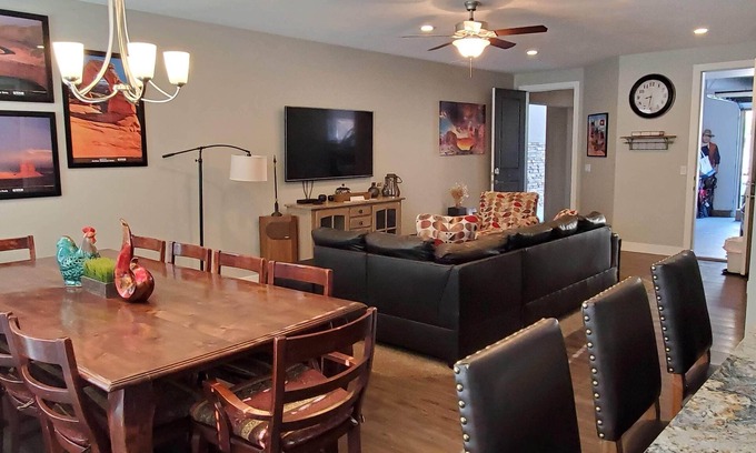 Moab Casa | Luxury Moab DTown 4Bd,3Bth,Sleeps15, Pool,Spa,Garage,Bikes,6Tvs,Low Fees,Parking