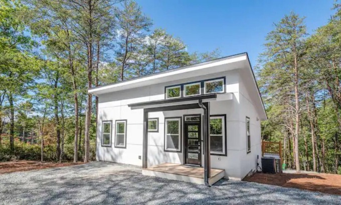 Lake Lure Casa | Luxury Modern 2BR+Loft Cabin near Chimney Rock!