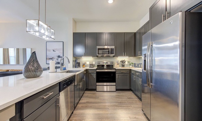 Conroe Apartamento | Luxury Modern Art1-Bedroom Apt. Near Eateries, Theatre, and Patio Pool View.