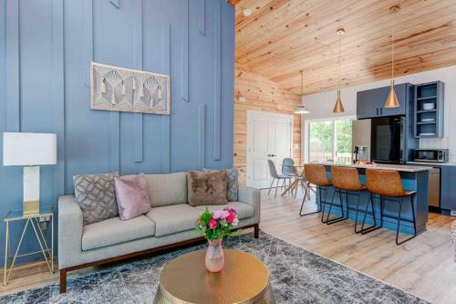 Lake Lure Casa | Luxury Modern Cabin with Hot Tub