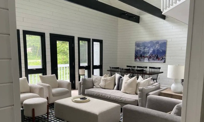 Harbor Springs Chalet De Esquí | Luxury Modern Chalet for Skiing & Summer Fun