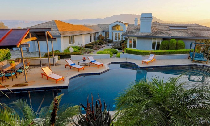 Fallbrook Casa | luxury modern chateau, salt pool+spa, near wineries and beaches