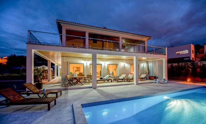 Foz do Arelho Villa | Lujosa villa familiar moderna con vistas a la laguna, piscina privada climatizada, wifi gratuito