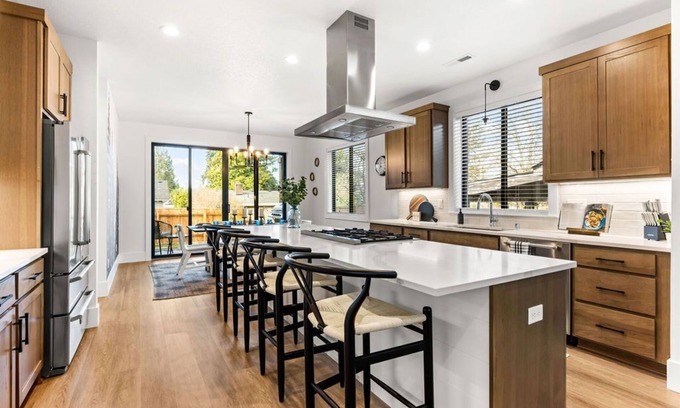 Vancouver Casa | Luxury Modern Farmhouse near DT