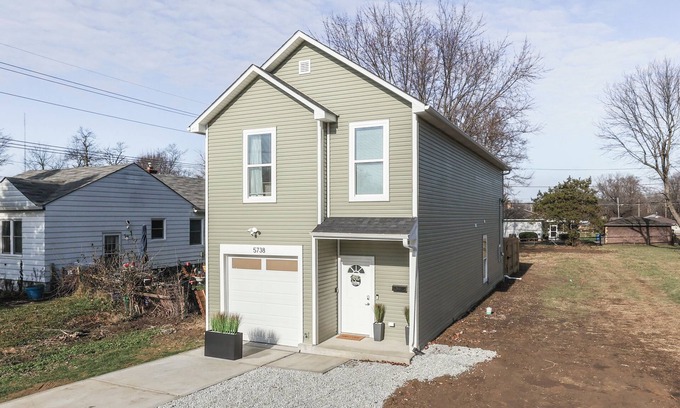 Indianapolis Casa | Luxury Modern Nearby Downtown Indy Escape: New Built. Game Room, 75” TVs