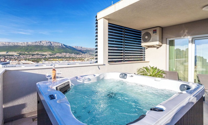 Mejasi Casa | Luxury modern penthouse w. jacuzzi & huge terrace