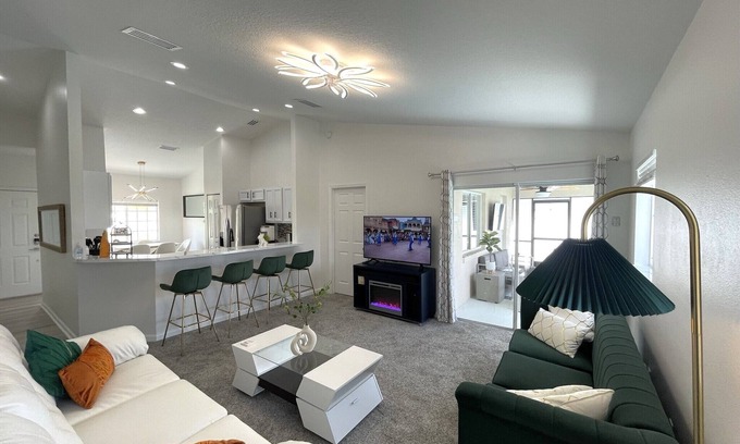 Hillcrest Estates Casa | Luxury Modern Pool House close to theme parks, dining and shopping.