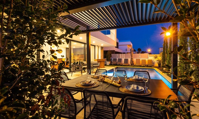 Cerro de Aguia Villa | Luxury/modern villa/heated pool 1800 metres from Sao Rafael beach