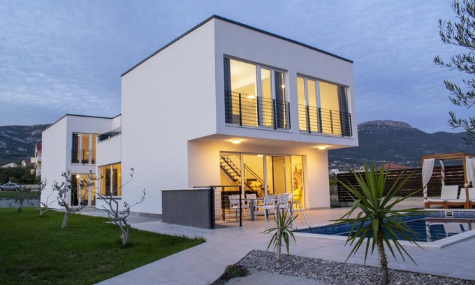 Rudine Casa | Luxury modern villa Quenn Helen