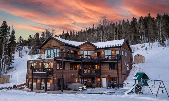 Forest Hills Casa | Love Pets, Jacuzzi privado, KUERIG, WiFi 1 Gig, Limo local de invierno gratis