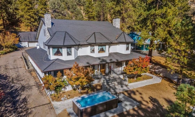 Wrightwood Otro | Luxury Mountain Retreat: Skiing, SPA, Arcade & Bar