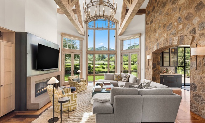 Aspen Casa | Luxury Mountain Retreat with Breathtaking Views and Expansive Backyard