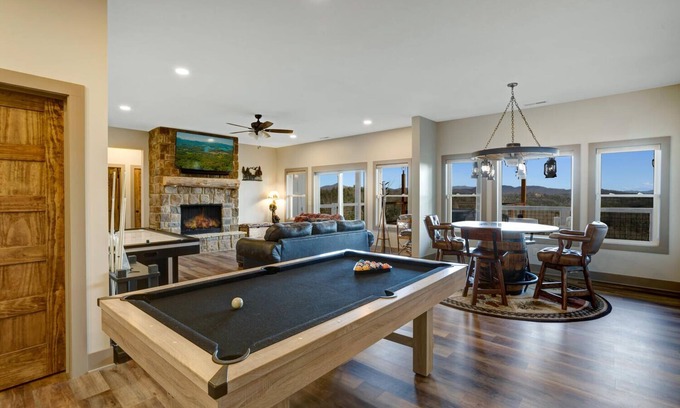Unaka Cabina | Luxury & Mountain Views! 4000 SqFt w/Hot Tub, Theater, Arcade, Pool, & Discounts