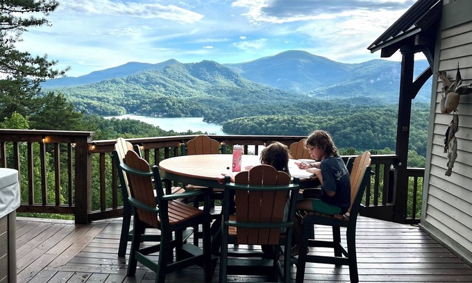 Lake Lure Cabina | ★ Luxury Mountaintop Cabin- UNREAL VIEWS,hot tub,fire pit,shuffleboard &more!