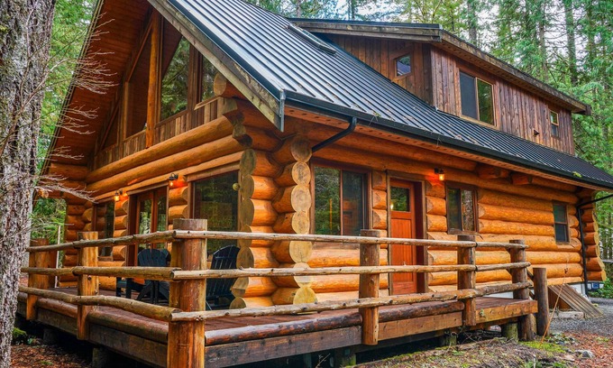 Warnick Cabina | Luxury Mt Baker Log Home with Fireplace, Outdoor area, & Chefs Kitchen.