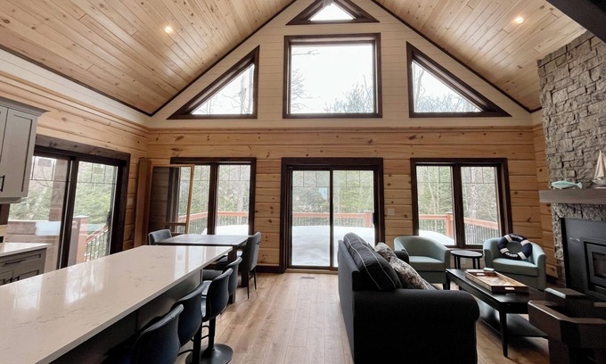 Bracebridge Cabaña | Luxury Muskoka River Log Cabin