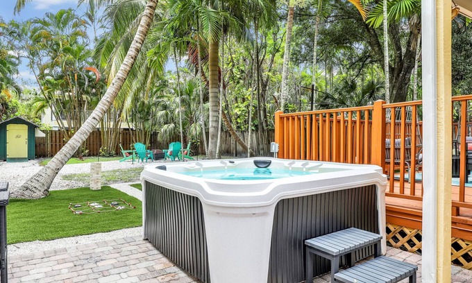 East Naples Cabaña | Luxury Naples Getaway: Mini Golf, Hot Tub, Fire Pit