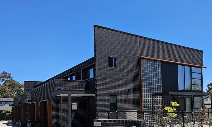 Pearce Casa | Luxury new 4bedrm Townhouse with 2 cars garage, Wifi, Woden CBD