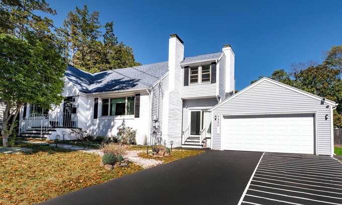 East Shore Casa | Luxury New Haven Retreat Private Pool, Gym, Cinema Near Yale & Beaches