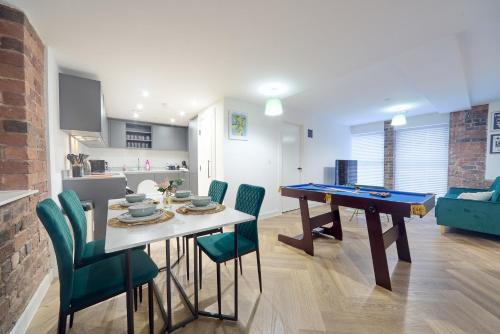 The Westside Apartamento | Luxury Nostalgic City Centre Stay with Pool Table, Netflix, Sofa bed, Sleeps 6, Nostalgia Stays