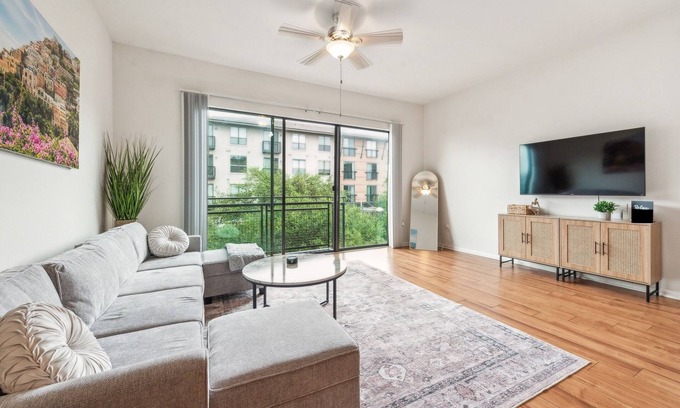 North Burnet Apartamento | Luxury Oasis in Austin's Domain: Prime Shopping and Dining at Your Doorstep!