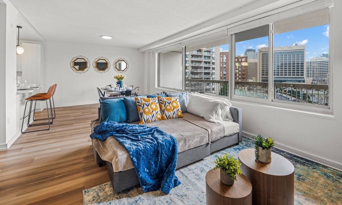 Aurora Highlands Apartamento | Luxury Oasis mins to DC,Free Parking,Metro,Family
