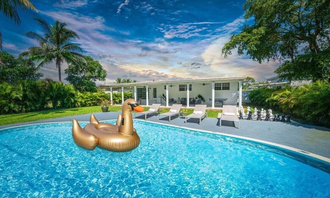 Golden Glades Casa | Luxury Oasis with Private Pool, Movie Theatre