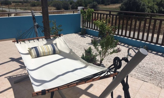 Tersefanou Apartamento | Oasis de lujo con jardín cerca de la playa y el aeropuerto.