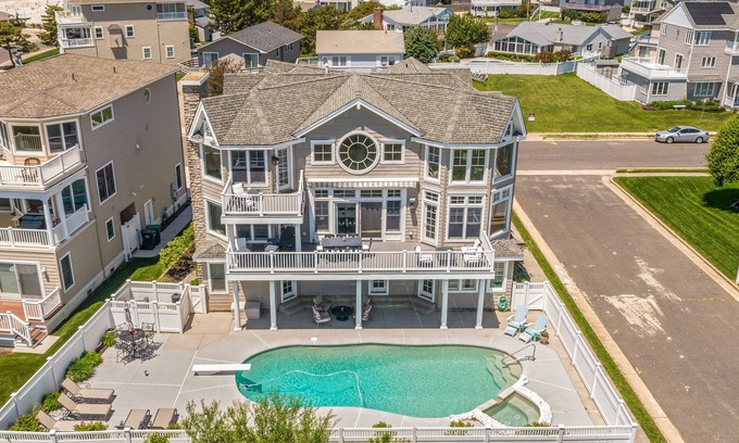 Southend Casa | Mansión de lujo frente al mar con piscina climatizada, ascensor, parrilla y suites en abundancia