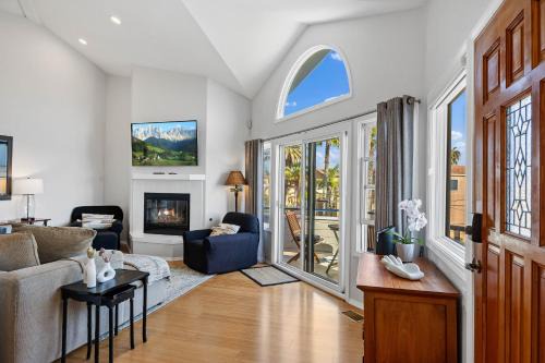 Townsite Casa | Luxury Ocean View Townhouse Steps to Sandy Beach