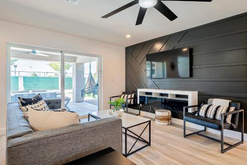 South Scottsdale Villa | Luxury Old Town Scottsdale Home with Pool King Bed & Putting Green - Casa Gram