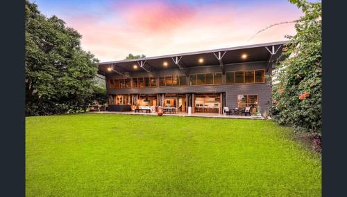 Yungaburra Casa | Luxury on Lake Tinaroo Lakefront Living