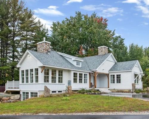 North Conway Casa | LUXURY on SACO RIVER with HOT TUB & MOUNTAIN VIEWS