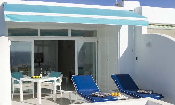 Puerto del Carmen Apartamento | Apartamento de lujo de una habitación, terraza privada, vista al mar, TV completa del Reino Unido, WiFi