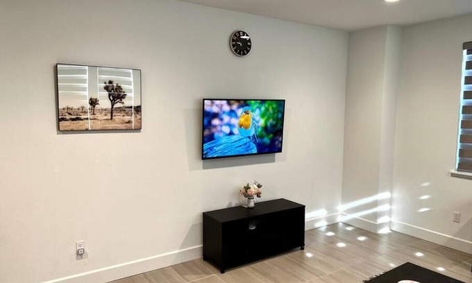 Tracy Apartamento | Luxury one bed/bath with Garage & Washer/Dryer