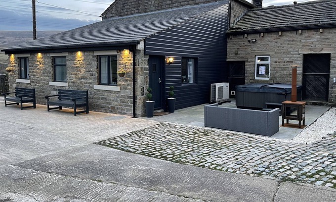 Sowerby Bridge Cabaña | Luxury open plan kitchen, dining, lounge with 2 bedrooms and 2 bathrooms.