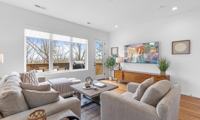 East Ridge Casa | Luxury Panoramic Mountain Views From This Atomic Ridge Modern Stylish Retreat.