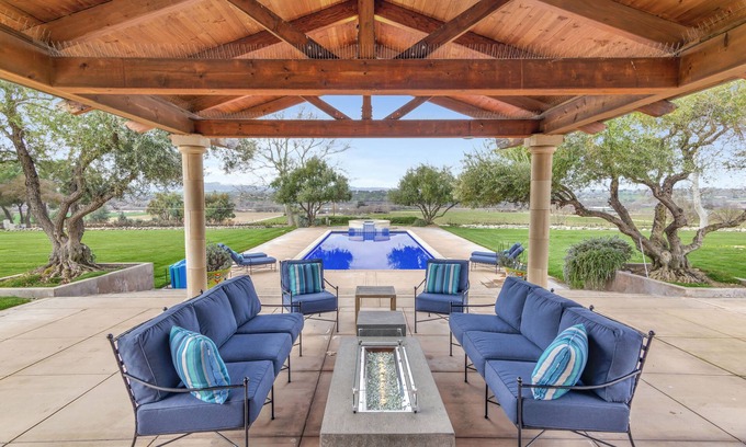 Paso Robles Casa | Luxury Paso Villa w/ pool, jacuzzi, ping pong & bocce ball - 10 min to downtown!