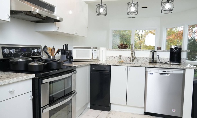 Seminary Hill Casa | Luxury Peacock Nest 15 Min to DC and OldTown