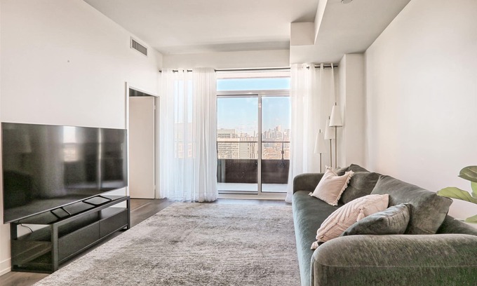 Parkdale Apartamento | Luxury penthouse with a beautiful view, 3 bedrooms, private balcony, and more.