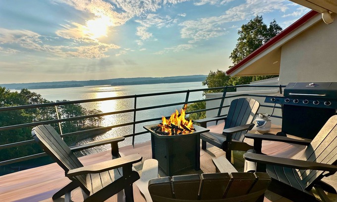 Counce Casa | Luxury Pickwick Lake front Villa 9 w/ views & boatslip-5 mins to Aqua