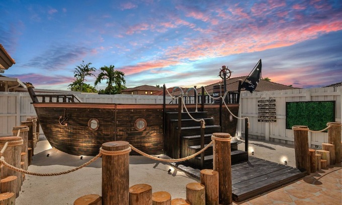 Richmond West Casa | Luxury Pirate Theme Pool House/ 16 Guest