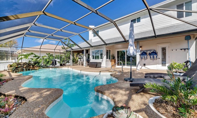 Palm Harbor Casa | Luxury Pool Home | Boat Dock | Canal Home | Recently Updated | Close to Golf | WIFI | Heated Pool