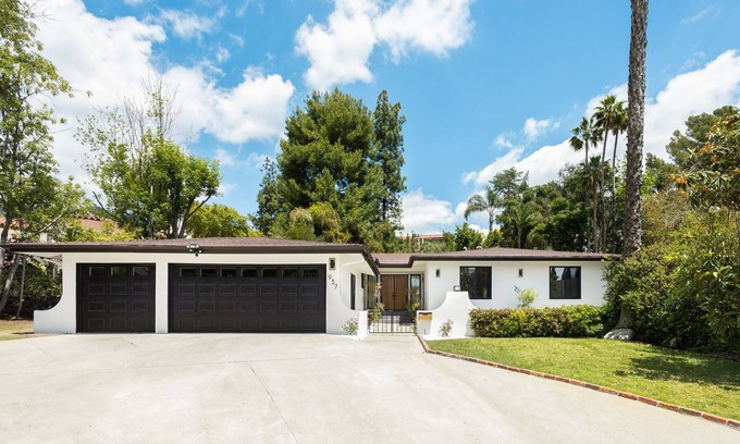 Greenbriar Casa | Luxury Pool Home in Glendale - Brand New!