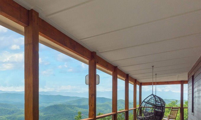 Sevierville Cabina | Luxury Pool Home with Unbelievable Views, Private Pool, Game Room, Hot tub
