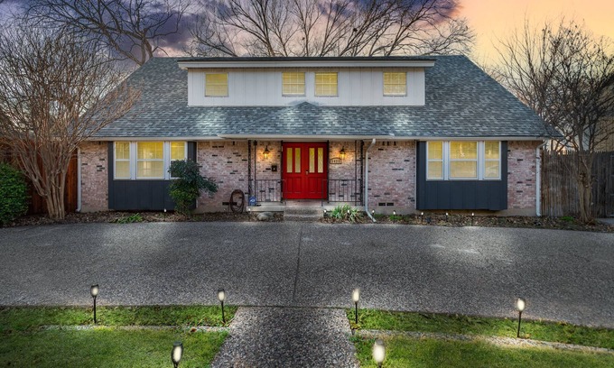 Oak Cliff Casa | Luxury | Pool + Hot tub + Game Room | Sleeps 9!